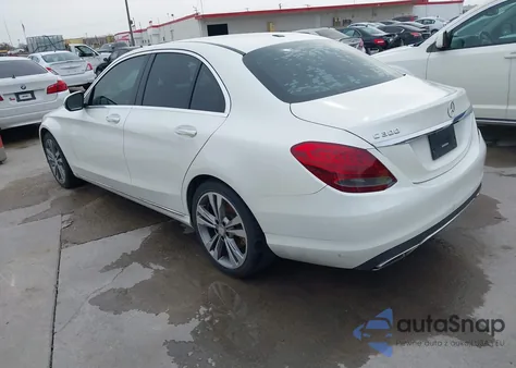 2016 Mercedes-Benz C 300 z USA, uszkodzony, nr VIN 55SWF4JB1GU113983